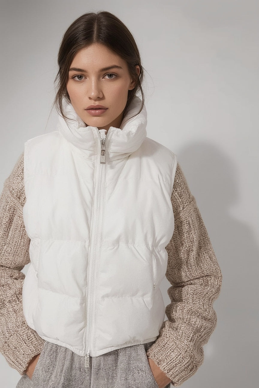 Witte bodywarmer voor vrouwen, photorealistic studiofoto